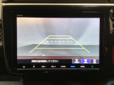 バックでの車庫入れも安心です! リアカメラが付いているバックモニター付のナビを装備しております。操作線もついており距離感も画面から確認できます。