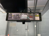 スマートルームミラーは、車両後方に設置されたカメラの映像を、ルームミラーに映し出すことで、死角をなくし、安全性を向上させることができます。また、夜間や雨天時でも、クリアな映像を映し出すことができます。