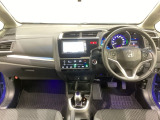 車内は光触媒抗菌消臭施工済です。スタイリッシュなデザインでスポーティなインパネ周りを演出します。グローブボックスやカップホルダーのほかにトレーなどたくさんの収納スペースが付いています。