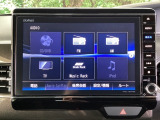 ナビ機能だけではありません。お持ちのスマートフォンと連携して、ナビやBluetoothでの音楽再生が可能です。デザインはもちろん、操作性も良好です。