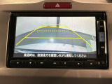 リバースギアに入れるだけで後方の表示へ切り替わります。夜間や雨の日の駐車も楽になりますよ。