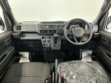 【インパネ】運転のしやすさを最優先に設計された見晴らしの良いフロントビュー。車両間隔が掴みやすく狭い道でも安心♪「安全」と「品質」を最優先に、安心してお乗りいただけるクルマを提供いたします。