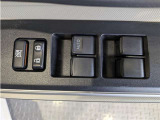パワーウィンドウのスイッチですよ。 運転席に居ながら窓を開け閉めのコントロールできますよ。 ロック機能で、子供がイタズラして窓を開けるという事も無くなりますよ。