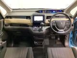 車内は光触媒抗菌消臭施工済です。インパネ周りはスタイリッシュなデザインで機能や装備も充実しています。グローブボックスやカップホルダーのほかにトレーなどたくさんの収納スペースが付いています。