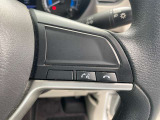 ステアリング右側です。携帯電話のハンズフリースイッチが並びます。