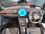 MINIの内装はとにかく『円』に拘ったデザインコンセプトが一目で伝わってきます。これほど円形に拘った車は他に御座いません。伝統のデザイン、トグルスイッチなど遊び心のある内装で御座います。
