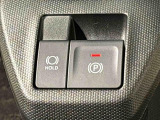 指先だけで簡単に操作が可能な電動パーキングブレーキを採用。「HOLD」スイッチを押すと、渋滞や信号待ちなどでブレーキペダルから足を離しても、ブレーキを保持するので安心です