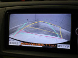 車庫入れや縦列駐車などの際に、後退操作の参考になるガイドラインをモニター画面に表示します。