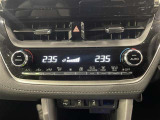 左右独立温度コントロールフルオートエアコンです。運転席、助手席それぞれで独立して温度設定ができます。