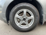 燃費が良く、ステアリング操作もスムーズに行うことができる、アルミホイール付き車ですよ。