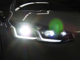 先進のLEDテクノロジーを採用。照射される白色光の周波特性は太陽に近く、バイ・キセノン・ヘッドライトを上回るコントラストでさらに明るく輝きます。