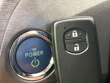 【スマートキー】カバンやポケットに入れたままでもドアの施錠・解錠が可能なスマートキーを装備。エンジンのオン・オフ時もカギを取り出す必要が無いからとっても便利です♪