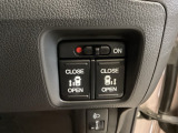 リアドアは乗り降りに便利な両側電動スライドドアです。また運転席に座っていながらスイッチ操作で自在にスライドドアを開け閉めできます。