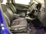 広い足元にゆったり座れるシートには肘掛けも装備しており長距離の運転でも疲れにくくなってます。女性でも運転がしやすいように、シートの高さ調整機能(シートリフター)がついています。