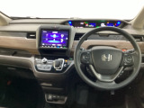 車内は光触媒抗菌消臭施工済です。インパネ周りはスタイリッシュなデザインで機能や装備も充実しています。グローブボックスやカップホルダーのほかにトレーなどたくさんの収納スペースが付いています。