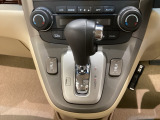 5速AT車のセレクトレバーです。低速から高速までスムーズな走りを実現するとともに、エンジン効率のよい領域を維持することで燃費にも貢献します。