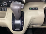 CVT車のセレクトレバーです。低速から高速まで、変速ショックのないスムーズな走りを実現するとともに、エンジン効率のよい領域を維持することで燃費にも貢献します。