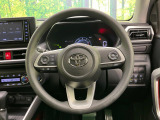 インテリアに合わせたデザインのステアリングは、運転される方のことも考え、運転しやすい形状、大きさです。是非一度、実際に触ってお確かめください。
