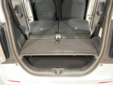 後席背もたれを倒せばちょっと大きめの荷物や長いものを積みたい時に便利です。