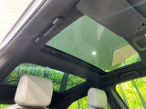 【ガラスルーフ】ガラスルーフ搭載で車内の解放感が一気にアップ!開放的なドライブをお楽しみいただけます。