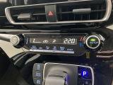 オートエアコンは温度を設定するだけで、自動で風量などを設定してくれます。運転しながら操作も必要ないので、安全性も向上します。