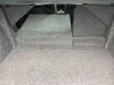 後席は分割可倒式で、用途に合わせてアレンジ可能。荷物の量や乗車人数に応じて柔軟に使える便利なシートです。