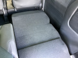 リアシートは簡単に倒すことができるので、ラゲッジルームも広がります。