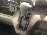 インパネシフトを採用しているので、前席の足元も広々としています。運転席と助手席の行き来もスムーズです!