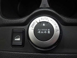 燃費性能に優れる「2WD」、自動的に前後トルク配分を行う「AUTO」、高い走破性を発揮する「LOCK」の3つのモードを、スイッチ操作で簡単に切り換えられます!