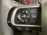 運転中、オーディオの操作をしてて、ハッとしたことはありませんか?ステアリングスイッチは、運転中でもハンドルでオーディオの操作が可能です。安全なドライブをサポートします。