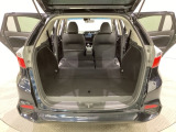 リアシートの背もたれを倒してさらに広々としたトランクスペースになります。段差も少なく荷物の出し入れもしやすくなっています。
