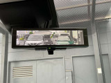 スマートルームミラーは、車両後方に設置されたカメラの映像を、ルームミラーに映し出すことで、死角をなくし、安全性を向上させることができます。また、夜間や雨天時でも、クリアな映像を映し出すことができます。