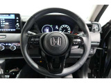 運転中もハンドルでの操作が可能です。特に高速道路等の目が離せない運転時には、便利さだけでなく、安全性も兼ね備えております。