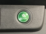ECON モードをON にするとアクセルペダルの動きに対するエンジンの反応とエアコンの制御を切り換えることで、燃費のいい運転をするドライバーがペダルを踏んだ時と同じようにエンジンを制御します。