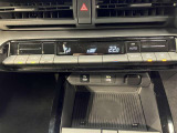 スタイリッシュなデザインのインパネ。各操作スイッチは使いやすい位置に配置されてます。