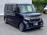 狭い駐車場でも、スライドドアならチャイルドシートへのお子さまの乗降や荷物の積載もスムーズ。