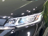 【LEDヘッドライト】悪天候や夜間走行時も良好な視界を確保し安心して運転できる高輝度LEDヘッドライトを装備!点灯速度が早く、消費電力も抑えられています。