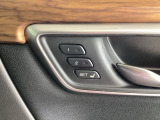 【ドライビングポジションシステム】運転席のリクライニング角度や前後位置、そしてステアリングの位置をメモリーして再現できる機能です。