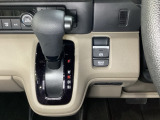 CVT車のセレクトレバーです。低速から高速まで、変速ショックのないスムーズな走りと、エンジン効率のよい領域を維持して燃費にも貢献します。サイドブレーキはスイッチ操作の電子制御パーキングブレーキです。