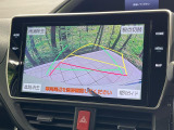 【バックカメラ】駐車時に後方がリアルタイム映像で確認できます。大型商業施設や立体駐車場での駐車時や、夜間のバック時に大活躍!運転スキルに関わらず、今や必須となった装備のひとつです!