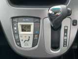 操作のし易いオートエアコンです。気温に合わせて車内を快適に保てます。