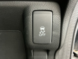 車がカーブの外側へ膨らんだり内側へ巻き込んだりする挙動を防止し安定した走行をサポートする横滑り防止装置付きです!