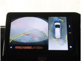 【パノラマモニター】に搭載した4つのカメラにより、車を真上から見ているような映像を表示。運転席から確認しにくい車両周囲の状況を把握できます。