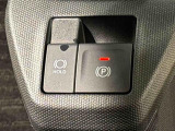 指先だけで簡単に操作が可能な電動パーキングブレーキを採用。「HOLD」スイッチを押すと、渋滞や信号待ちなどでブレーキペダルから足を離しても、ブレーキを保持するので安心です