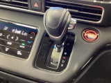 インパネシフトを採用しているので、前席の足元も広々としています。運転席と助手席の行き来もスムーズです!