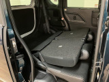 リヤシートの背もたれを左右倒すと、トランクスペースが開放的に広がり荷物もたっぷり収納可能です。