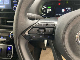 運転中、オーディオの操作をしてて、ハッとしたことはありませんか?ステアリングスイッチは、運転中でもハンドルでオーディオの操作が可能です。安全なドライブをサポートします。