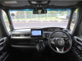 【インパネ周り】広々とした視界性の良い運転席です。ゆったりとした快適な乗り心地で運転できます。インテリアカラーはブラックを基調とし、漆黒に映えるクロームメッキの輝きで上質な空間を演出しました。