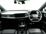 【インパネ】水平基調のダッシュボード、ナビは運転席側に向くよう設計