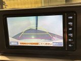 リバースギアに入れるだけで後方の表示へ切り替わります。夜間や雨の日の駐車も楽になりますよ。
